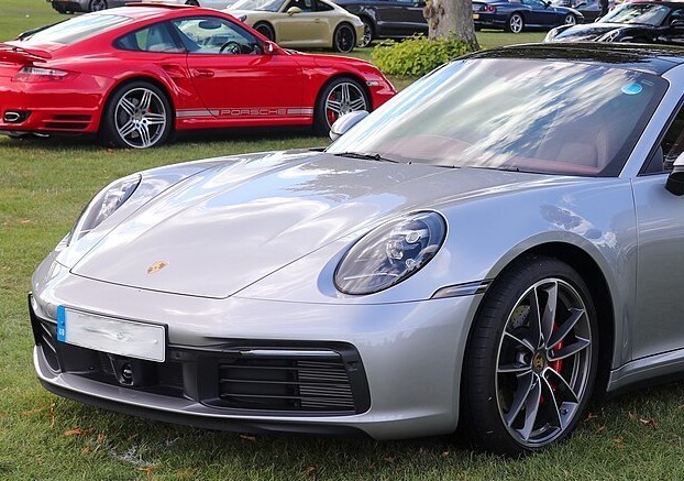 2019 – Modern Oval (992) Silver Porsche
